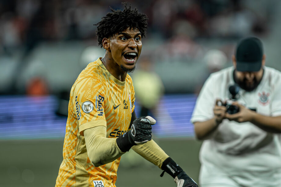 Hugo Souza 'esquece' raízes flamenguistas e mira se consolidar como ídolo no Corinthians