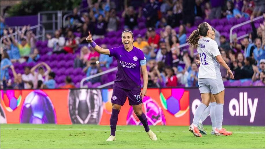Marta comemora gol marcado pelo Orlando Pride na liga de futebol feminino dos EUA.