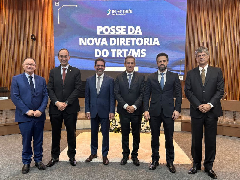 Os desembargadores Dorival Pavan, João Marcelo Balsanelli, Amaury Rodrigues, André Luiz Morais de Oliveira. O Procurador-Geral de Justiça do Ministério Público de Mato Grosso do Sul (MPMS), Romão Avila Milhan Junior também esteve na solenidade.