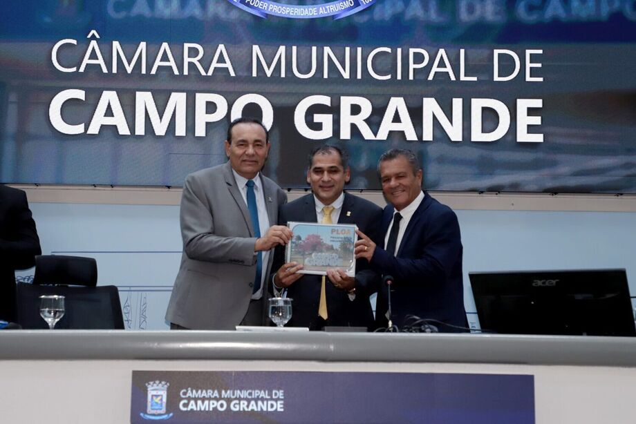 Os vereadores Carlos Augusto Borges (Carlão), presidente da Câmara Municipal, e Betinho, relator do projeto, apresentam a Lei Orçamentária Anual (LOA) de 2025, aprovada com orçamento de R$ 6,8 bilhões e prioridade para saúde e investimentos