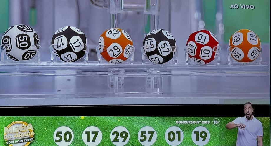 Confira os números sorteados na Mega da Virada 2024: 01, 17, 19, 29, 50, 57. Prêmio de R$ 600 milhões não acumula.