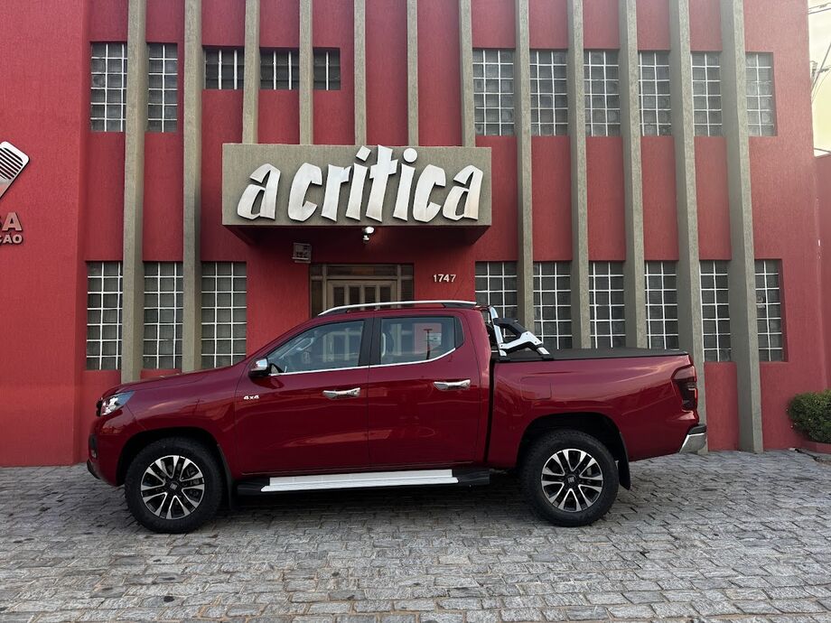 Lateral da Fiat Titano, com seu porte imponente, exibida na entrada do Grupo Feitosa de Comunicação.