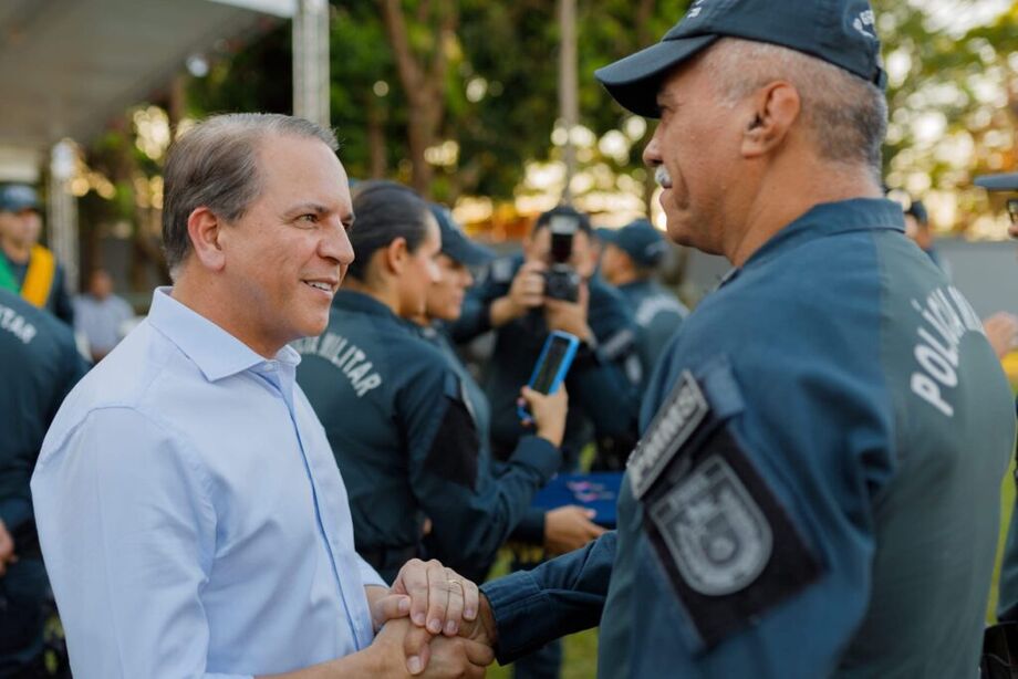 Coronel David cumprimenta policial