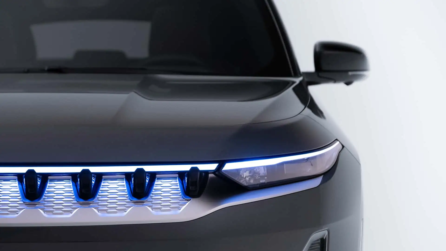 Frente do novo Jeep Compass destaca assinatura luminosa futurista com LED e design robusto, antecipando a nova linguagem visual da marca.