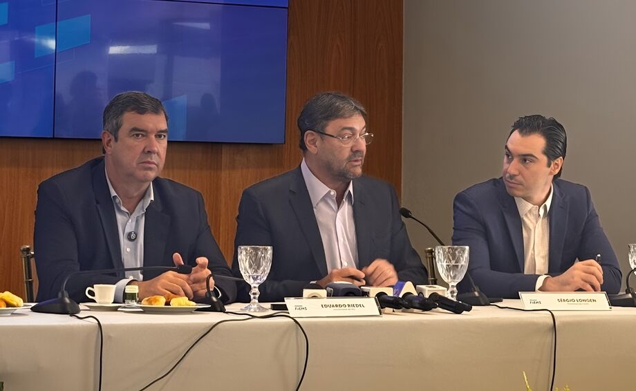 O governador Eduardo Riedel, o presidente da Fiems Sérgio Longen e o secretário de Governo Rodrigo Perez durante coletiva na Casa da Indústria.
