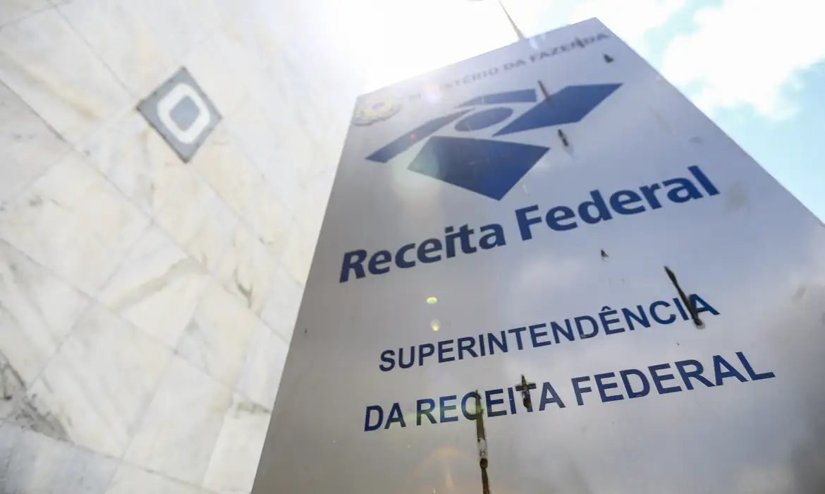 Receita Federal apresenta as regras do Imposto de Renda nesta quarta-feira (12). Isenção para quem ganha até R$ 5.000 só deve valer em 2026.