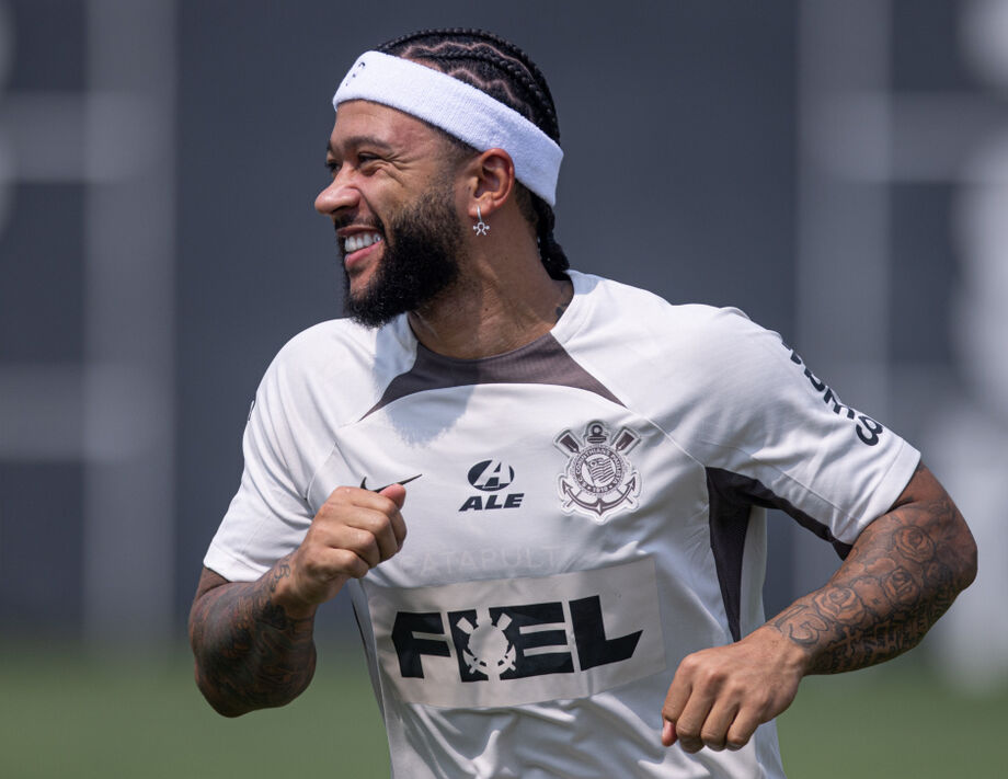 Em visita a Gana, Memphis Depay posa com fuzil em visita ao Exército local