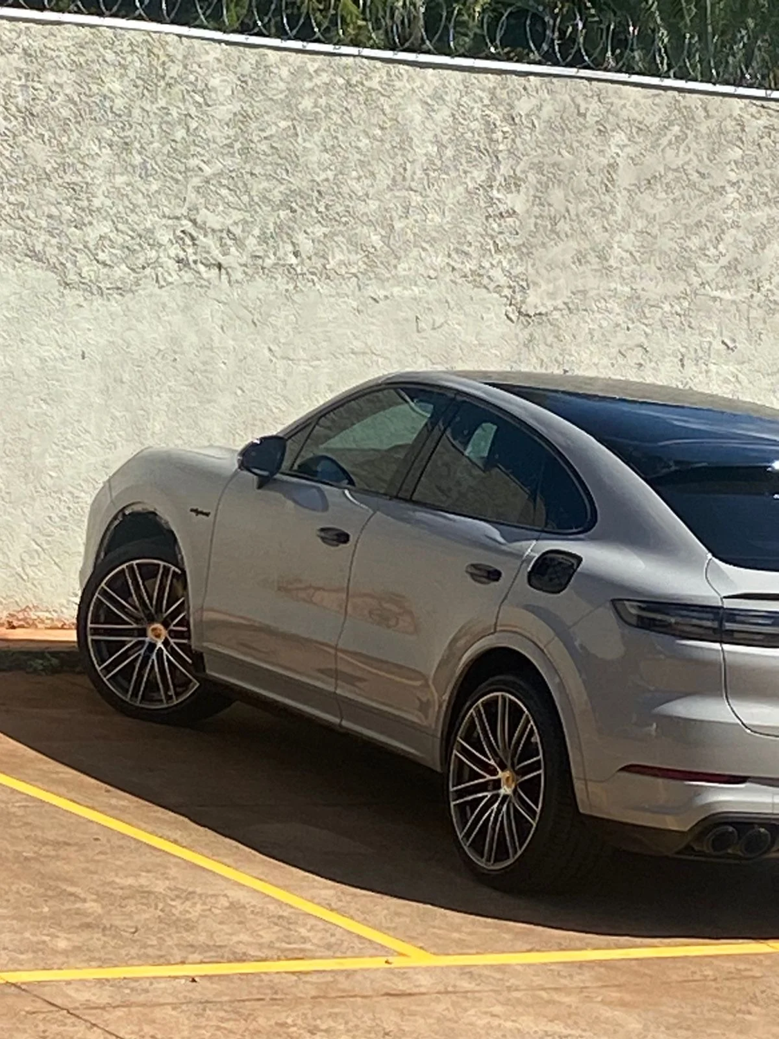 Porsche envolvido em acidente fatal em Campo Grande vai a leilão; decisão judicial busca evitar depreciação e garantir possível ressarcimento.