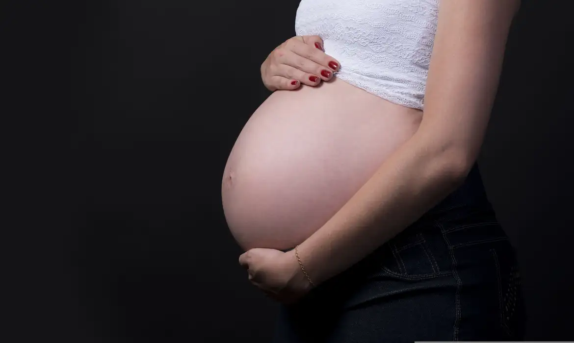 Gravidez na adolescência atinge uma em cada 23 jovens no Brasil,