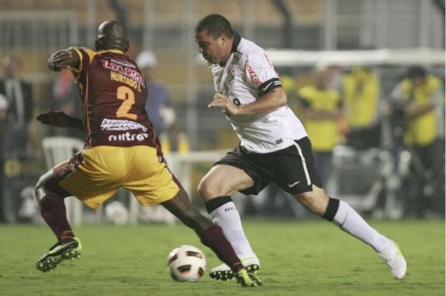 Corinthians, de Ronaldo Fenômeno, foi eliminado pelo Tolima na Pré-Libertadores de 2011.