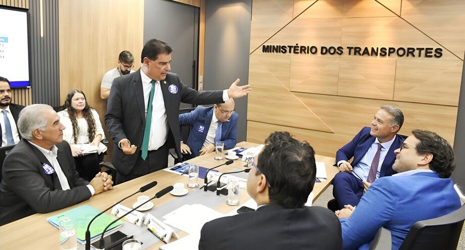 Reunião no Ministério dos Transportes discute a permanência do ramal ferroviário de Ponta Porã na Malha Oeste, com a participação de autoridades de Mato Grosso do Sul e representantes do governo federal.