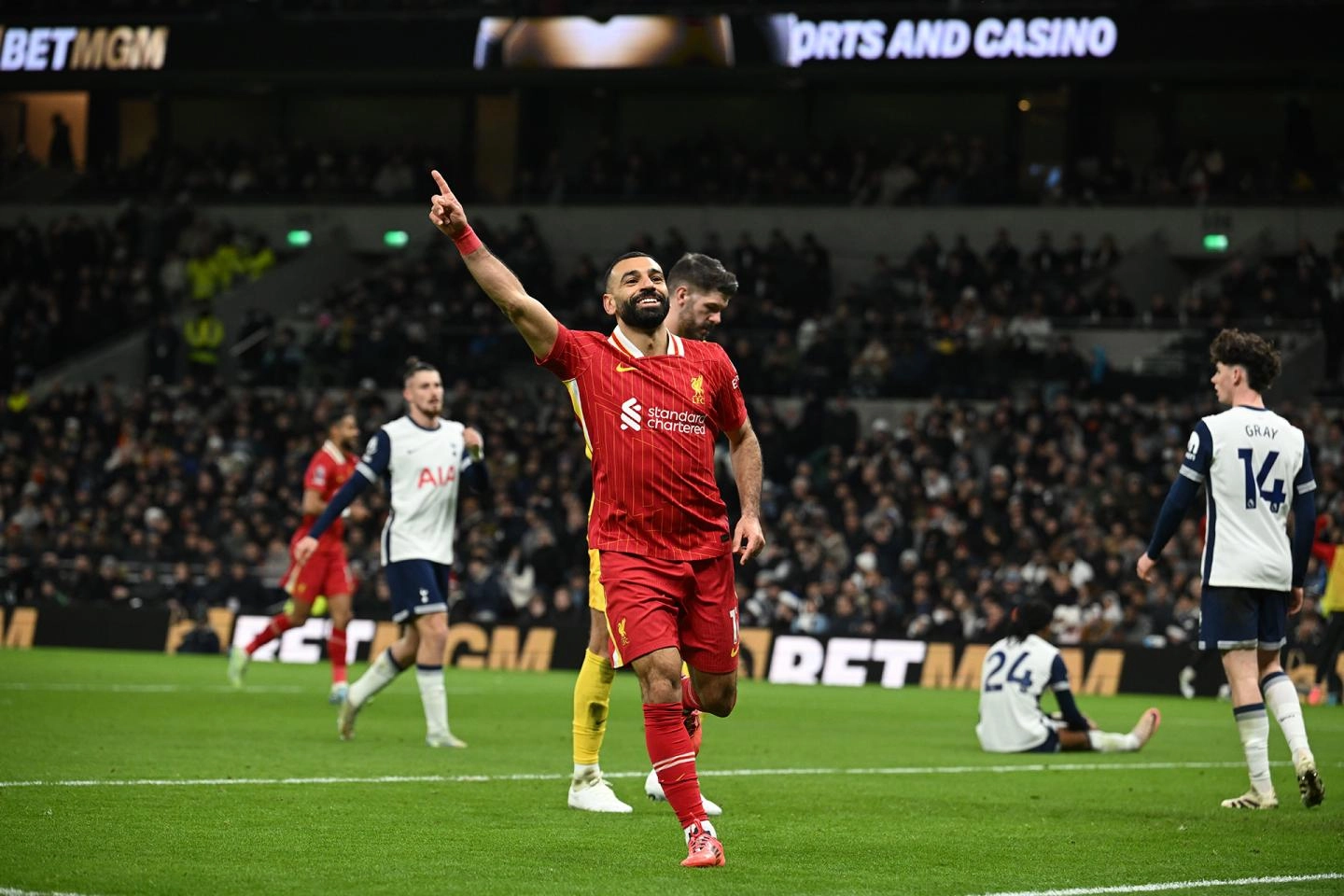 Salah brilha, Liverpool derrota Tottenham em jogo de nove gols e dispara na liderança do Inglês
