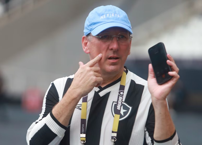 John Textor comemora mais um título do Botafogo neste domingo