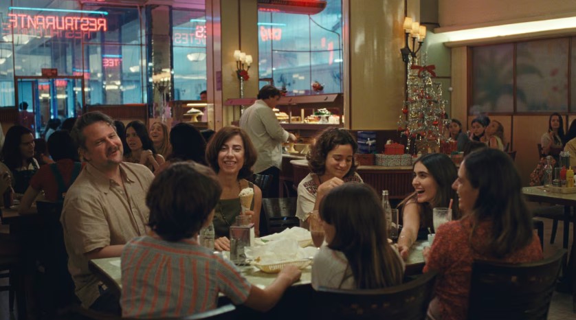 Cena do filme 'Ainda Estou Aqui', com Fernanda Torres e Selton Mello