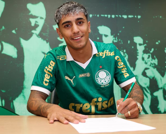 Atacante Facundo Torres assina contrato com o Palmeiras na Academia de Futebol, em São Paulo