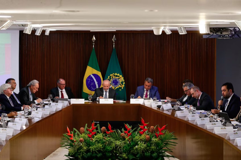 O presidente Lula em reunião com governadores para tratar da PEC da Segurança Pública