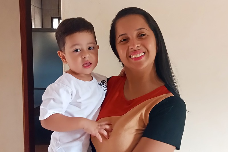 Aline da Silva tem seu direito atendido: está trabalhando 20 horas por semana para conseguir levar Arthur às terapias necessárias