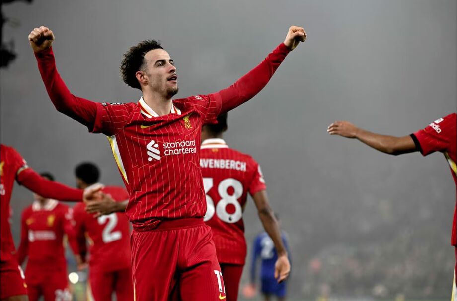 Curtis Jones comemora seu gol em vitória do Liverpool