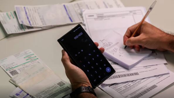 Pesquisa da CNC mostra recorde de famílias endividadas e alerta para queda nas vendas de fim de ano