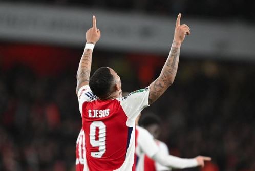 Gabriel Jesus marca três gols e garante o Arsenal na semifinal da Copa da Liga Inglesa