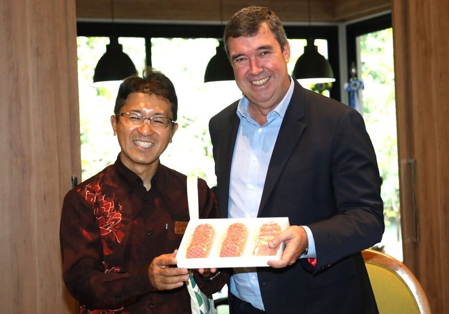 Governador Eduardo Riedel recebe comitiva de Okinawa para fortalecer laços culturais e explorar futuras parcerias comerciais.