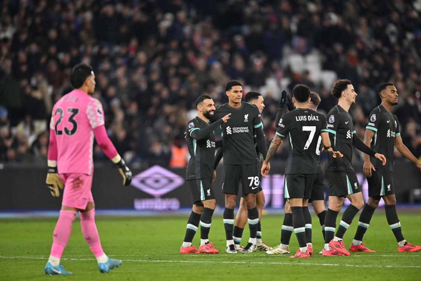 Liverpool faz 3 no 1º tempo, goleia West Ham e sustenta vantagem na ponta do Inglês