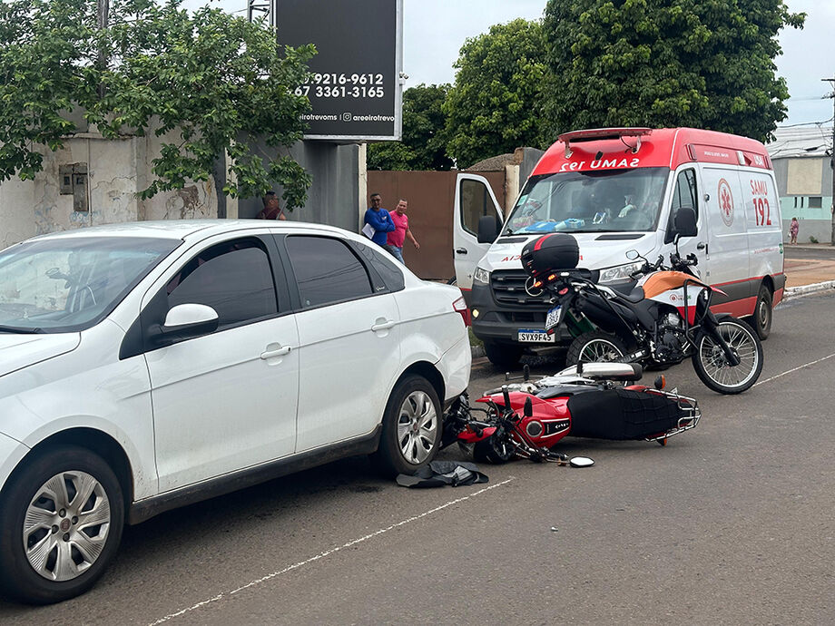 Acidente entre carro e moto na Avenida Júlio de Castilho, em Campo Grande, causou congestionamento, mas não deixou feridos graves.