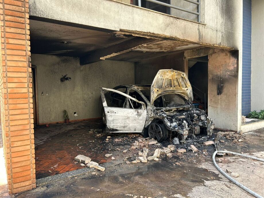 Chamas consomem veículo em condomínio nos altos da Afonso Pena; Bombeiros foram acionados para controlar o incêndio