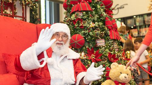 Papai Noel inicia temporada natalina no Fort Atacadista com eventos mágicos e sorteio de três casas