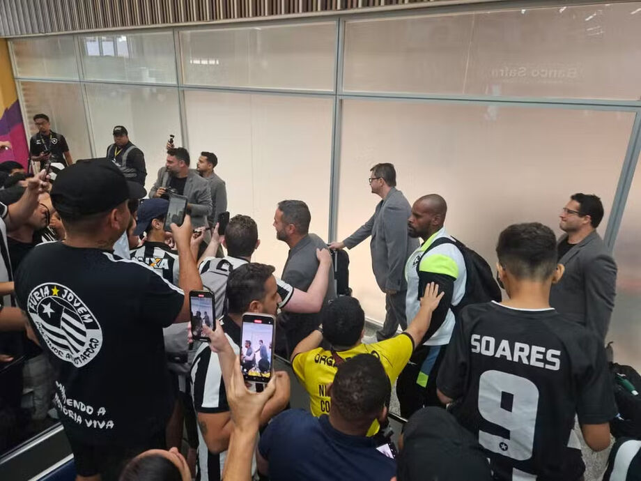 Botafogo é recebido com festa no Rio, e Artur Jorge desconversa sobre permanência