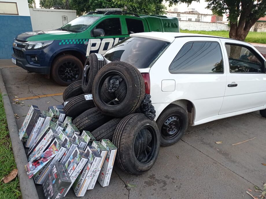 Polícia Militar Ambiental apreende pneus e armas de brinquedo contrabandeados do Paraguai durante operação na rodovia MS-162.
