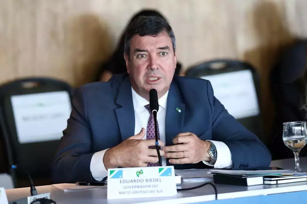 O governador de Mato Grosso do Sul, Eduardo Riedel, durante reunião em Brasília; ele oficializa sua filiação ao PP nesta terça (19).
