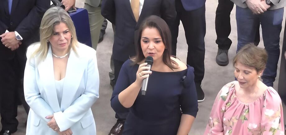 A prefeita Adriane Lopes (ao centro) discursa durante a posse dos secretários, acompanhada pela vice-prefeita (à esquerda) e pela senadora Tereza Cristina