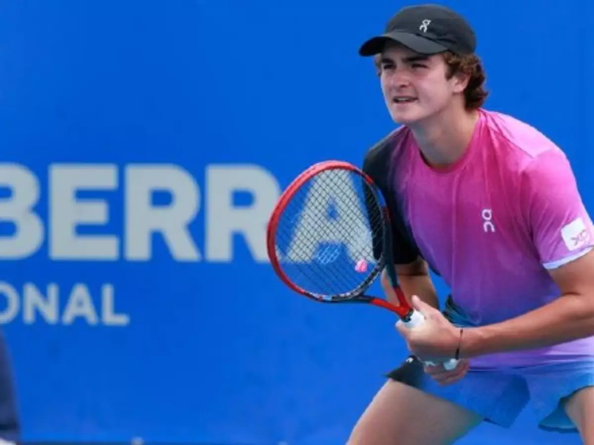 João Fonseca, de 18 anos, elimina o Top 10 Andrey Rublev em sua estreia no Aberto da Austrália e avança à segunda rodada do Grand Slam.