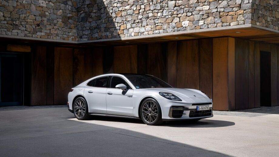 Novo Porsche Panamera Turbo E-Hybrid em destaque no design moderno e luxuoso