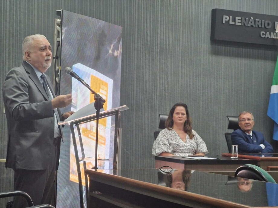 O presidente do TJMS, Des. Sérgio Fernandes Martins, durante o lançamento da coleção digital Rastros da História, ressaltando a importância de preservar a memória do Judiciário sul-mato-grossense.