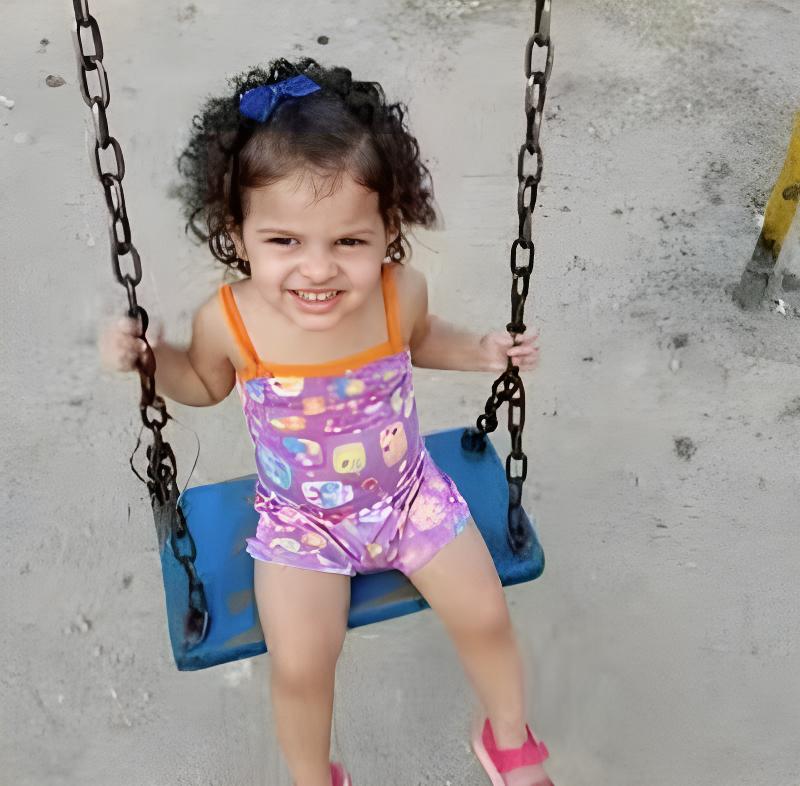 Mirella, de 2 anos, baleada na cabeça em Pilares, na zona norte do Rio, quando voltava com a mãe para casa, neste domingo