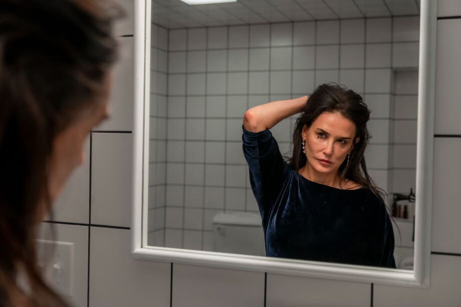 Demi Moore em cena de 'A Substância'