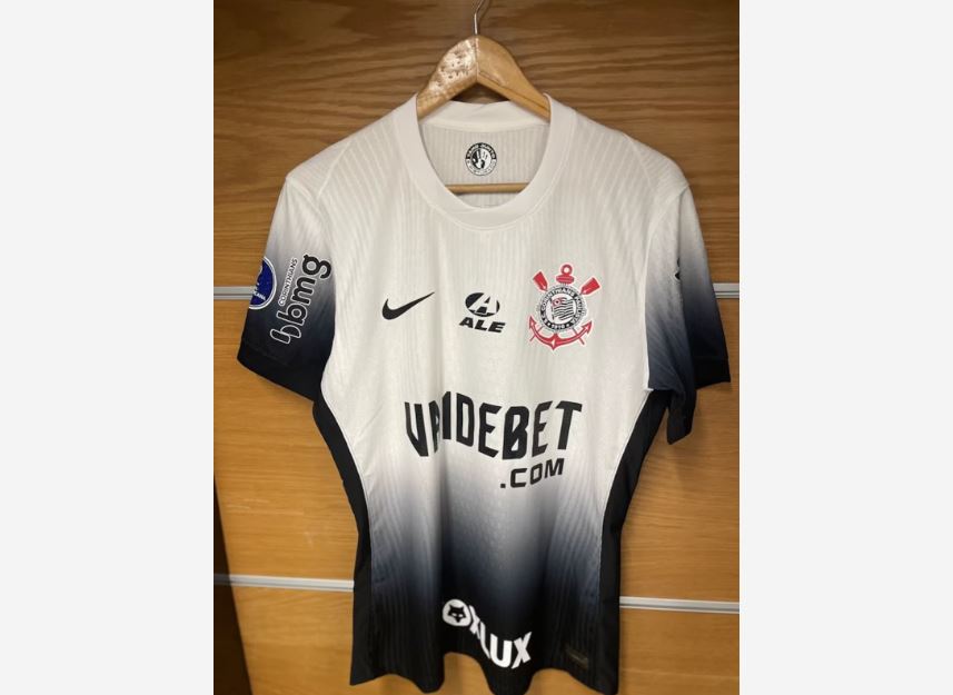 Camisa do Corinthians estampada com a marca da Vai de Bet.