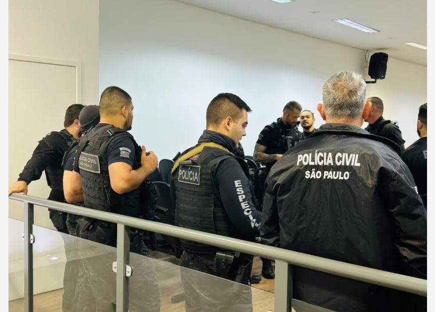 Agentes da Polícia Civil durante operação contra Ong supostamente vinculada ao PCC.