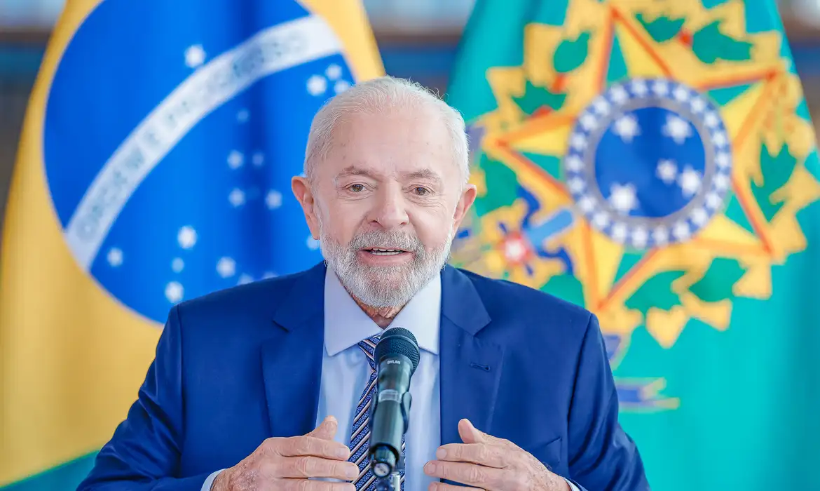 Lula: Pé-de-Meia não é gasto e professor não pode ganhar merreca