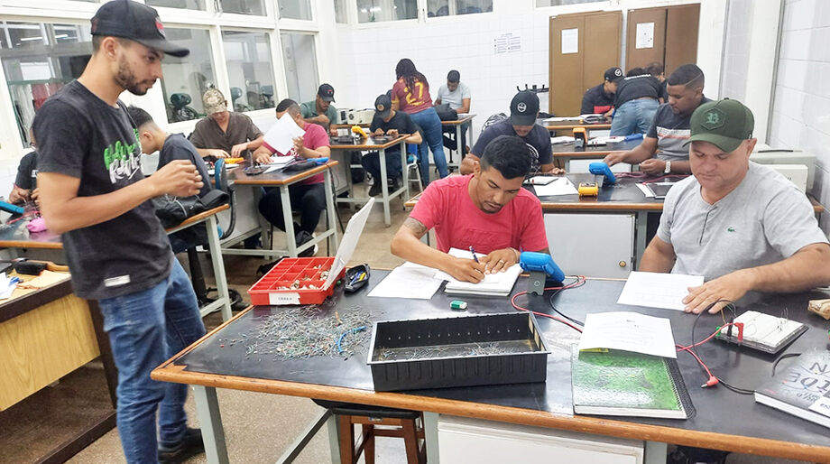 Cursos técnicos do Senai oferecem capacitação em áreas de alta demanda no mercado de trabalho.