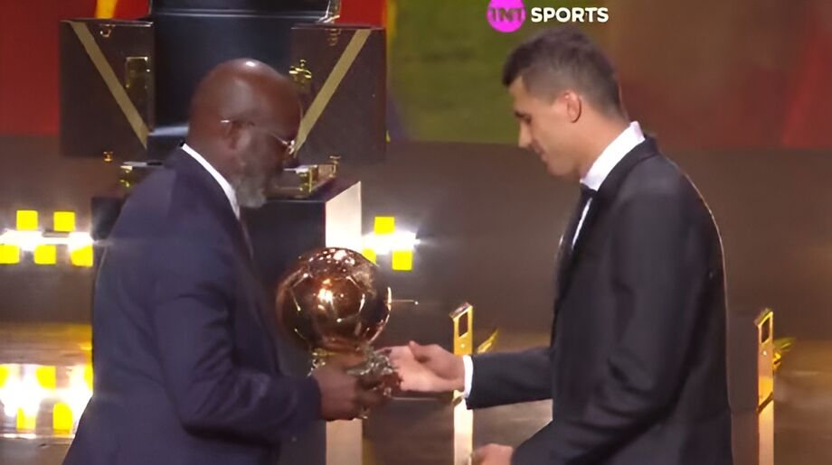 O meia espanhol Rodri, vencedor do prêmio Bola de Ouro