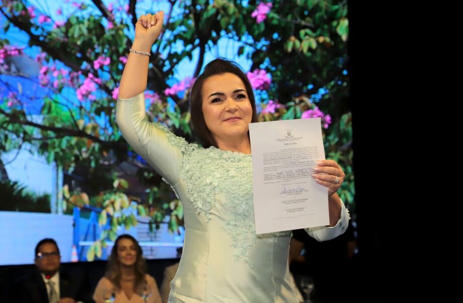 Adriane Lopes tomando posse como prefeita