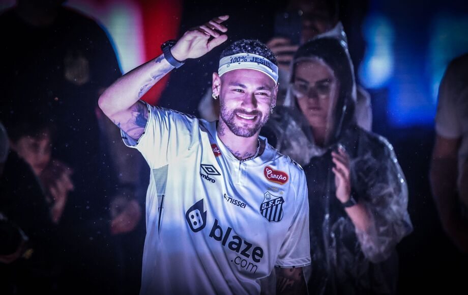 Neymar voltou à Vila Belmiro 12 anos depois de deixar o Santos.