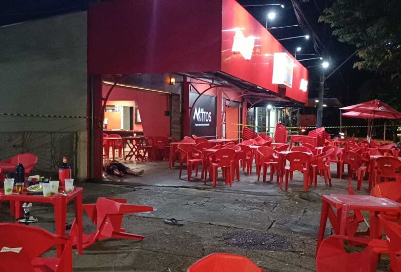 Testemunhas relataram que Kimberly seria o alvo principal dos disparos. Vanderson foi atingido por vários tiros e morreu no local antes da chegada do socorro