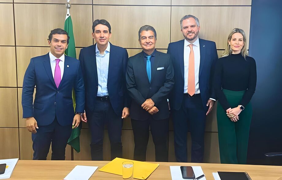 O prefeito Marçal Filho e o deputado Beto Pereira com o ministro Silvio Costa, com o secretário de Aviação Civil Tomé Franca e com a diretora Luíza de Amorim, no Ministério de Portos e Aeroportos