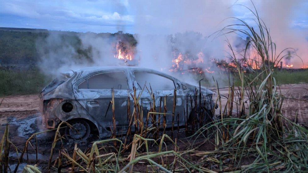 Polícia Civil investiga caso de desaparecimento de Rogério Bonfim, cujo carro foi encontrado incendiado em plantação de cana.
