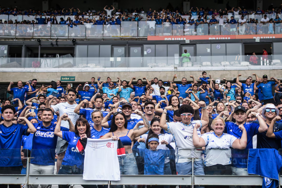 Torcida do Cruzeiro foi em peso ao Mineirão para receber novos reforços e, em especial, Gabigol.