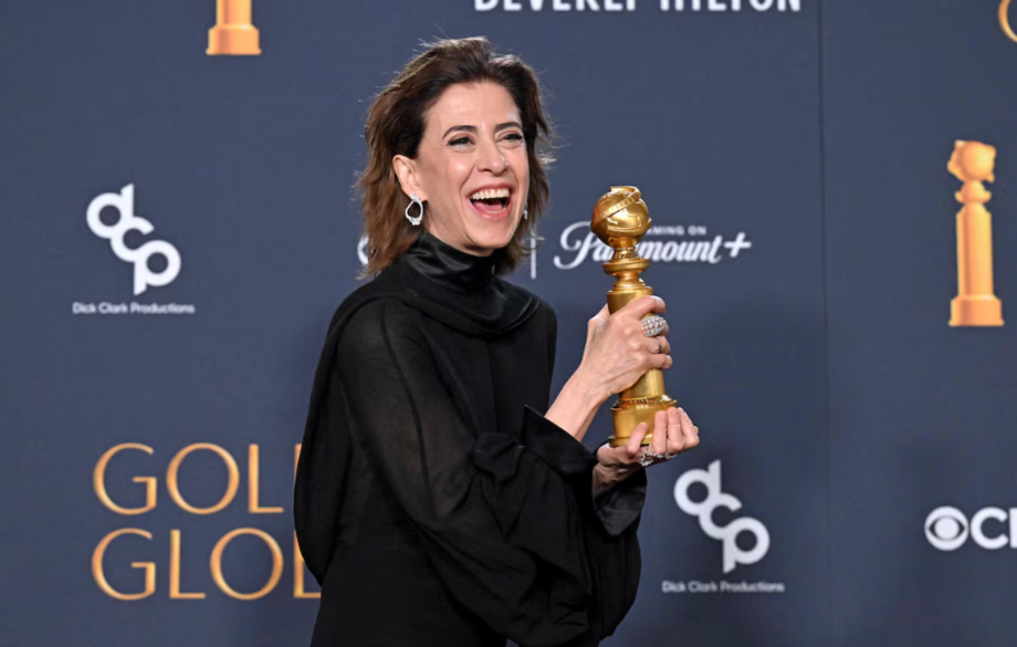 Fernanda Torres posa com o Globo de Ouro após se tornar a primeira brasileira a vencer o prêmio; ela foi reconhecida como Melhor Atriz em Filme de Drama, por 'Ainda Estou Aqui'